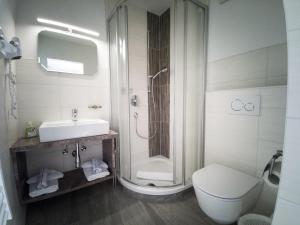 un bagno con doccia, WC e lavandino di Gästehaus Panorama a Biberwier