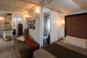 سرير أو أسرّة في غرفة في Camping Barco Reale