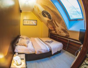 Ένα ή περισσότερα κρεβάτια σε δωμάτιο στο APARTAMENT PIOTR i PAWEŁ 8 os KRYNICA MORSKA DELUXE 2 poziomy