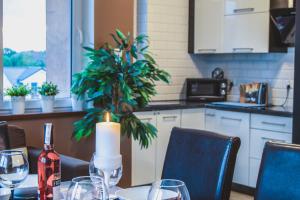 Η κουζίνα ή μικρή κουζίνα στο APARTAMENT PIOTR i PAWEŁ 8 os KRYNICA MORSKA DELUXE 2 poziomy +33 φωτογραφίες