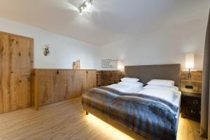 Postel nebo postele na pokoji v ubytování Burgus - Design Suites & Apartments