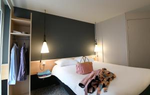 Tempat tidur dalam kamar di ibis Nantes Saint Herblain