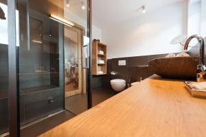 Koupelna v ubytování Burgus - Design Suites & Apartments + 37 fotografií