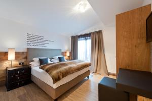 Postel nebo postele na pokoji v ubytování Burgus - Design Suites & Apartments