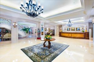 a large lobby with a table and a chandelier at Rocks Hotel in Macau