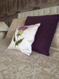 A bed or beds in a room at Torbeag House 