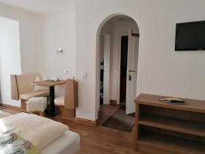 Telewizja i/lub zestaw kina domowego w obiekcie Pension Claudia Zell am See