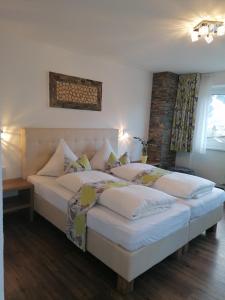Łóżko lub łóżka w pokoju w obiekcie Pension Claudia Zell am See