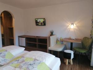 Łóżko lub łóżka w pokoju w obiekcie Pension Claudia Zell am See