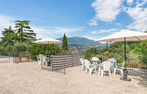 een groep stoelen en tafels met parasols bij Cà Capre 4 in Garda