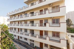 einen Außenblick auf ein Gebäude mit Balkonen in der Unterkunft Misty Meridian Serviced Apartments in Bangalore