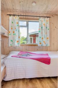 ヴァールベリにあるFirst Camp Kärradal-Varbergの窓付きの客室の大型ベッド1台分です。