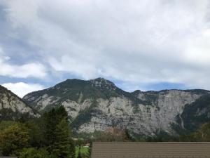 een berg in de verte met een huis op de voorgrond bij Ferienwohnung Held in Obertraun