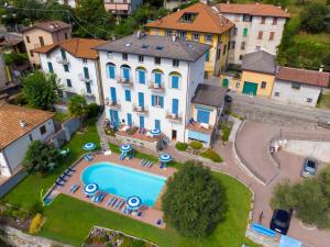 Bazén v ubytování Residence Celeste nebo v jeho okolí