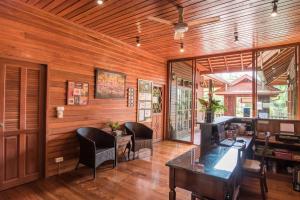 Ein Sitzbereich in der Unterkunft ThaiLife Wellness & Meditation Resort- SHA Plus