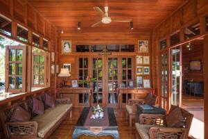 Ein Sitzbereich in der Unterkunft ThaiLife Wellness & Meditation Resort- SHA Plus