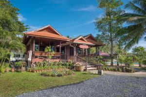 Ein Garten an der Unterkunft ThaiLife Wellness & Meditation Resort- SHA Plus