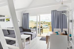 Väjern的住宿－First Camp Solvik-Kungshamn，客厅配有双层床和书桌