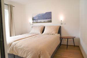 een slaapkamer met een bed en een tafel bij Panorama Appartement in Strobl