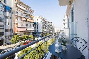 En balkong eller terrass på Neoclassical apartment with 3 bedrooms in Piraeus