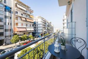 Balkón nebo terasa v ubytování Neoclassical apartment with 3 bedrooms in Piraeus