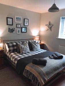1 dormitorio con 1 cama grande con almohadas en Apartment with Swimming Pool, en Tenby