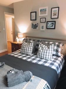 um quarto com uma cama com almofadas xadrez em Apartment with Swimming Pool em Tenby