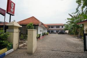 an empty street with a building and a gate at OYO 2003 Female Guest House in Probolinggo