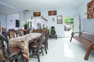 a dining room with a table and chairs at OYO 2003 Female Guest House in Probolinggo