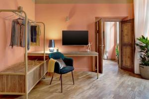 A television and/or entertainment centre at Luxury Trevi House