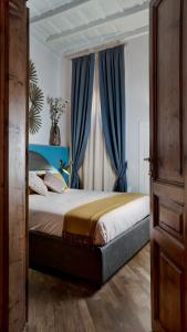 A bed or beds in a room at Luxury Trevi House