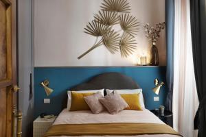 A bed or beds in a room at Luxury Trevi House