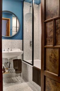 A bathroom at Luxury Trevi House