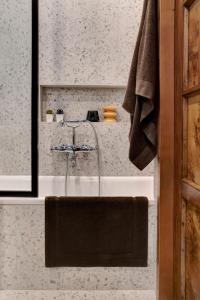 La salle de bains est pourvue d'un lavabo et d'une serviette. dans l'établissement Luxury Trevi House, à Rome