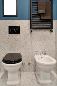 A bathroom at Luxury Trevi House