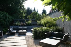 Um jardim no exterior de Hotel Carpinus