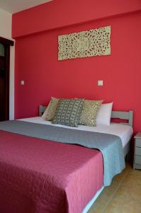 Un pat sau paturi într-o cameră la Eva Apartments