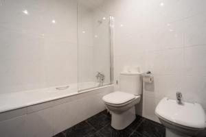 Kúpeľňa v ubytovaní Estudios Ermitabarri + 37 fotografií