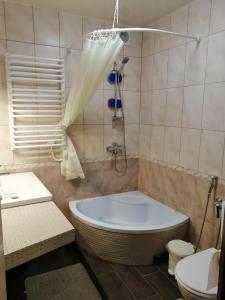 La salle de bains est pourvue d'une baignoire, de toilettes et d'un lavabo. dans l'établissement У Ксені, à Morshin