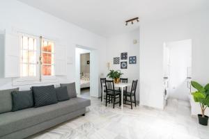 sala de estar con sofá y mesa en SVL - Sunny and bright apartment at historical Center, en Sevilla