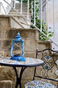una lanterna blu seduta sopra un tavolo di La Dimora delle Grazie a San Cesario di Lecce