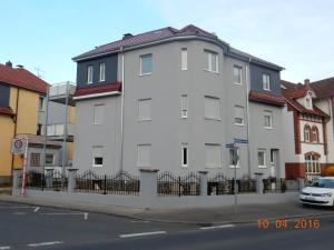 un edificio bianco sul lato di una strada di Ferienwohnung Herkulesblick a Kassel