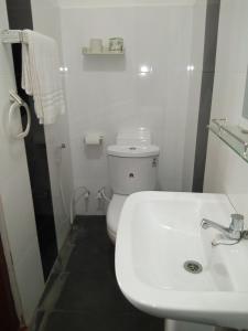 Bilik mandi di New SeaSide Inn Hikkaduwa +37 gambar