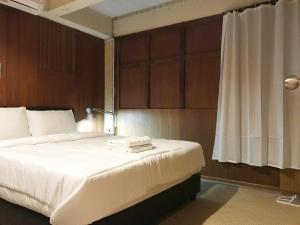Ein Bett oder Betten in einem Zimmer der Unterkunft Boundary Hostel and Cafe