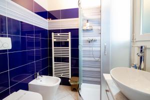 y baño con lavabo, aseo y ducha. en "6 in centro" guest house, en San Remo