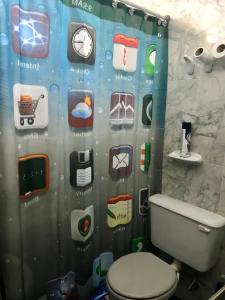 bagno con tenda doccia e servizi igienici di Departamentos Suites a Puerto Madryn