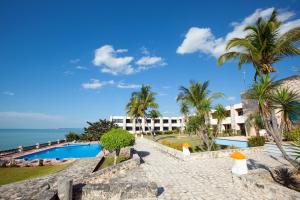 - une vue sur le complexe depuis la piscine dans l'établissement Hotel Tucan Siho Playa, à Sihoplaya