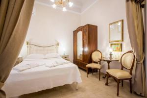 sypialnia z łóżkiem, stołem i krzesłami w obiekcie Neoclassical apartment with 2 bedrooms in Piraeus w Pireusie
