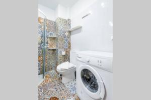 Vonios kambarys apgyvendinimo įstaigoje Neoclassical apartment with 2 bedrooms in Piraeus