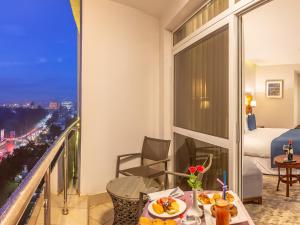 Golden Tulip Canaan Kampala的阳台或露台